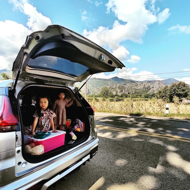 Photo la voiture sur la route contre le ciel