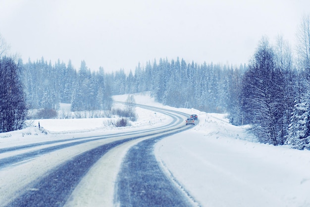 Voiture sur la route enneigée en hiver Rovaniemi, en Laponie, Finlande. Aux chutes de neige