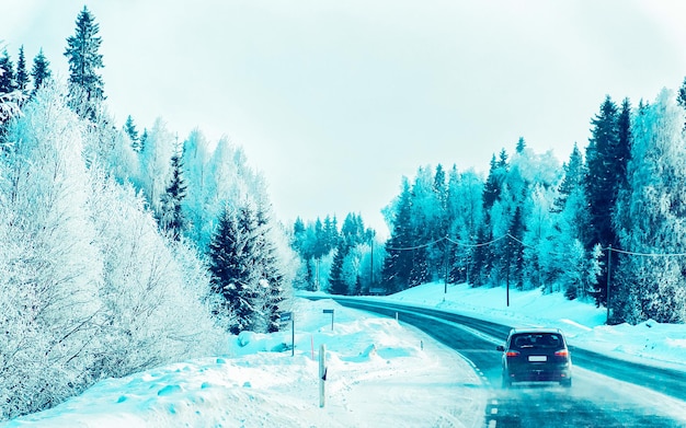 Voiture sur la route d'hiver avec de la neige en Finlande. Paysage automatique et froid de Laponie. Automobile sur la forêt d'Europe. Balade sur l'autoroute de la ville finlandaise. Chaussée et parcours street trip enneigé. Conduite