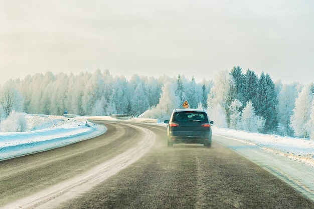 Voiture sur la route en hiver Rovaniemi, Laponie, Finlande