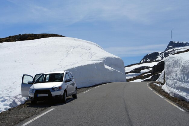 Voiture sur une route d'hiver