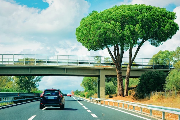 Voiture sur la route, en Italie