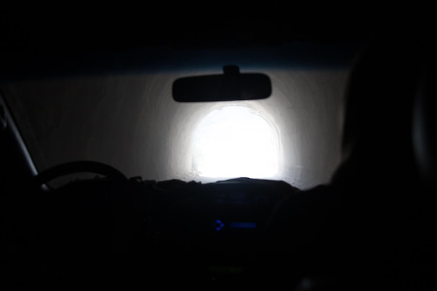 Voiture sur la route la nuit
