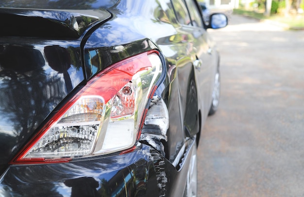 La voiture s'est écrasée sur le feu arrière et la surface suite à un accident lors de l'utilisation de la voiture dans la vie quotidienne pour le concept de photo d'assurance