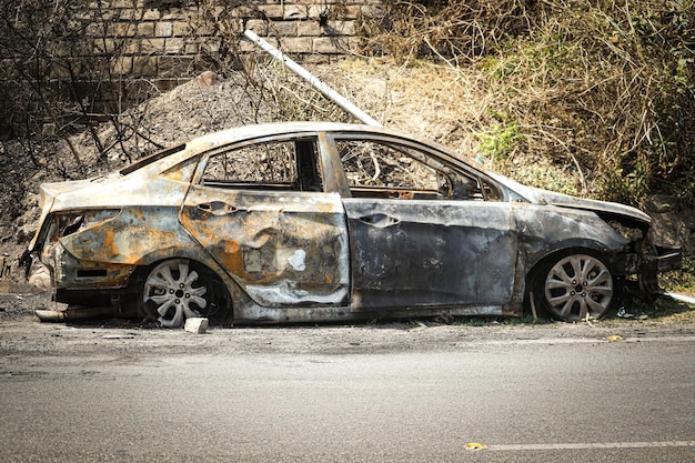 Voiture sale endommagée après un accident de la route