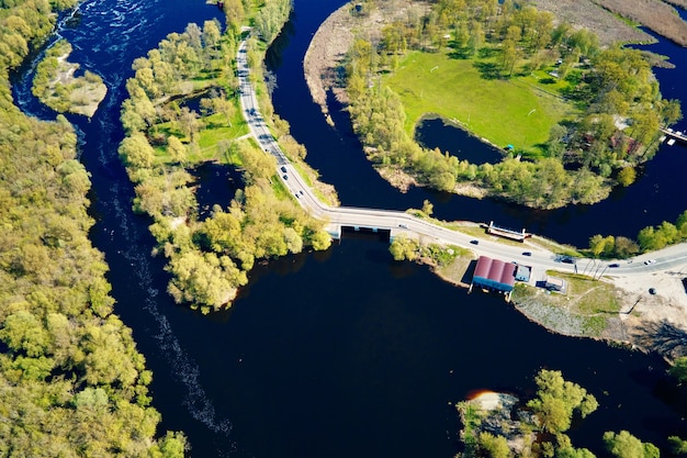 Voiture se déplaçant sur le pont au-dessus de la rivière dans la vue aérienne de la ville européenne