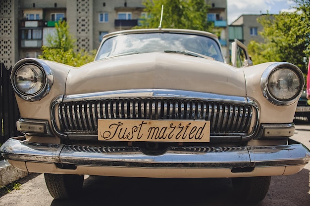 Voiture avec signe juste marié dans un tableau noir Voiture de mariage antique