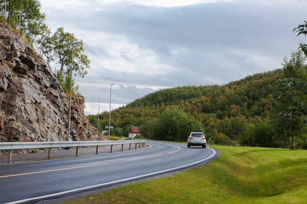 Voiture simple sur une route norvégienne vide