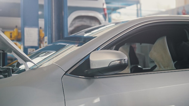 Voiture soulevée en atelier automobile - petite entreprise, gros plan