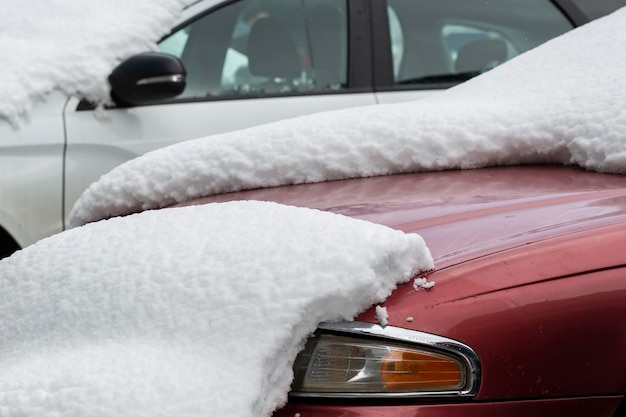 Photo voiture sous la neige en hiver après de fortes chutes de neige en janvier