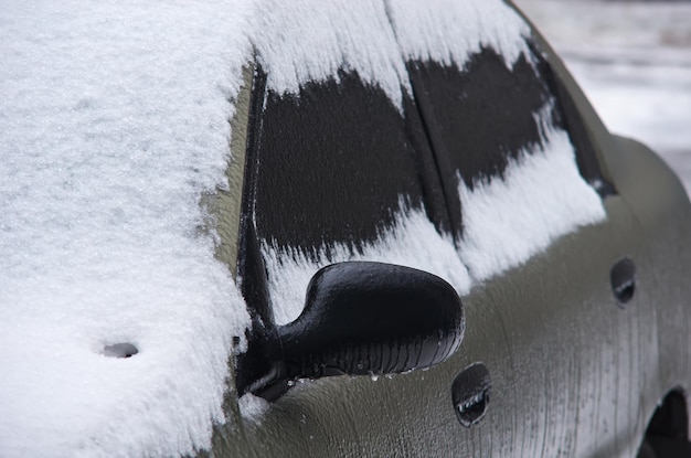 Voiture sous la scène de problème d'hiver de congère