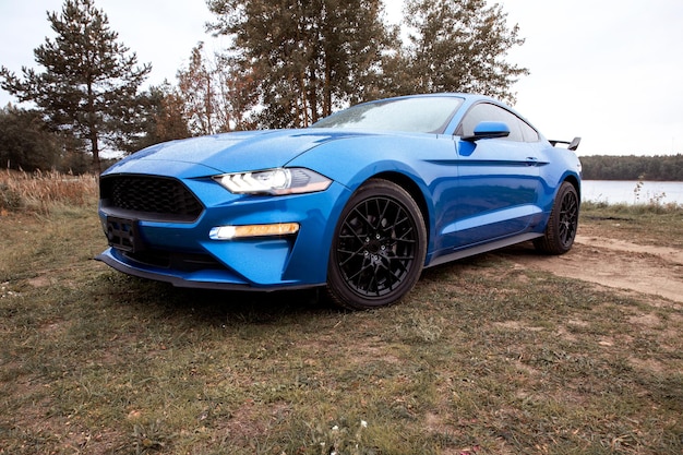 Voiture de sport de couleur bleue sur fond de nature