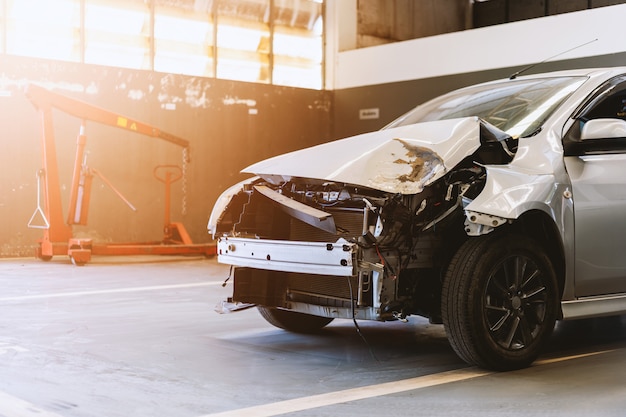 Voiture en station de réparation et atelier de carrosserie avec flou