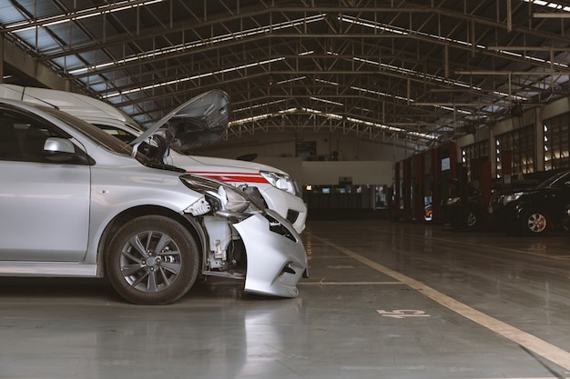 Voiture en station de réparation et atelier de carrosserie