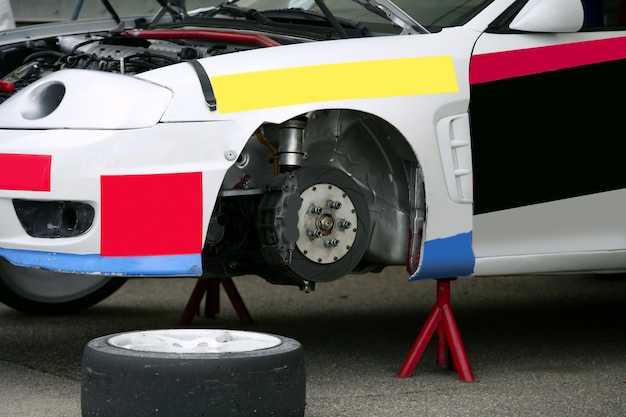 Voiture surélevée pour remplacer la roue