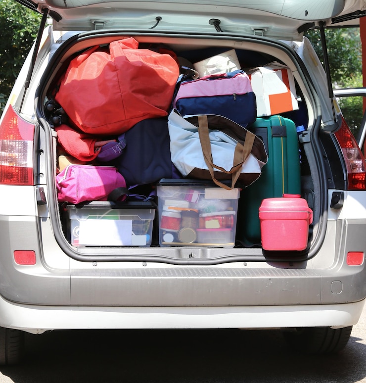 Photo voiture suv avec beaucoup de bagages au sol et dans les bagages b