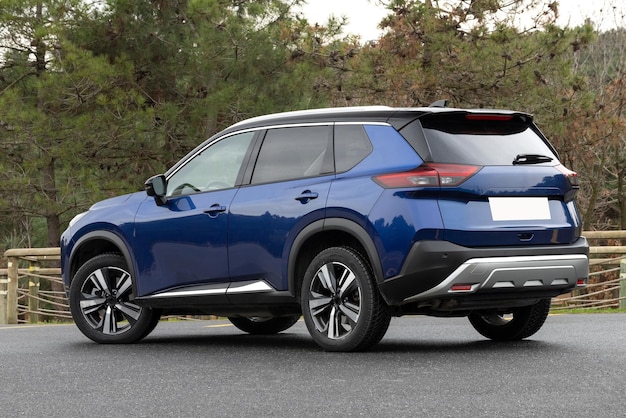 Une voiture suv bleue est garée dans un parking maquette facile à utiliser