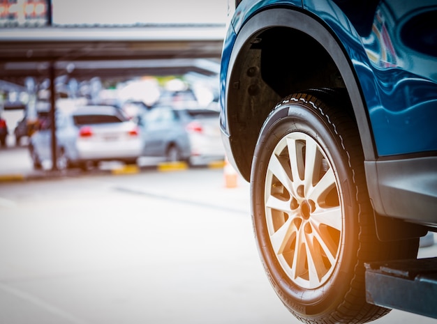 Voiture SUV bleue avec pneu haute performance garée à l&#39;atelier du garage