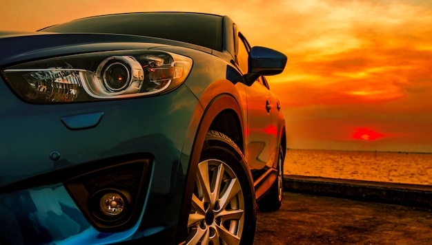 Voiture SUV compacte bleue avec sport et design moderne garée sur une route en béton au bord de la mer à su