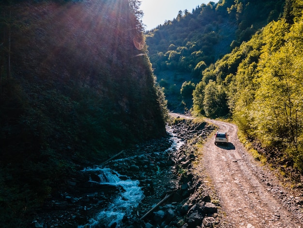 Voiture SUV hors route. canyon dans les montagnes des Carpates. espace de copie