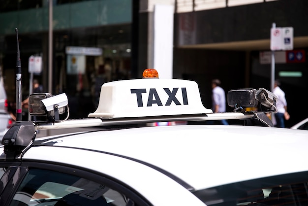 Photo voiture de taxi dans la rue