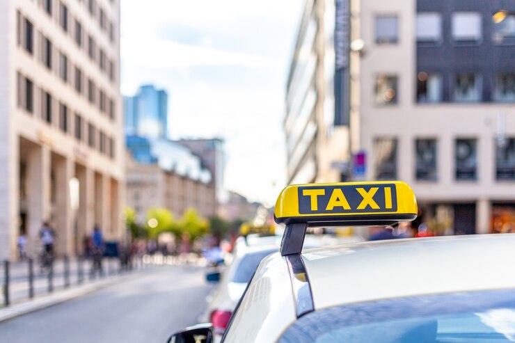 Voiture de taxi avec un panneau jaune sur le toit dans les rues de la ville