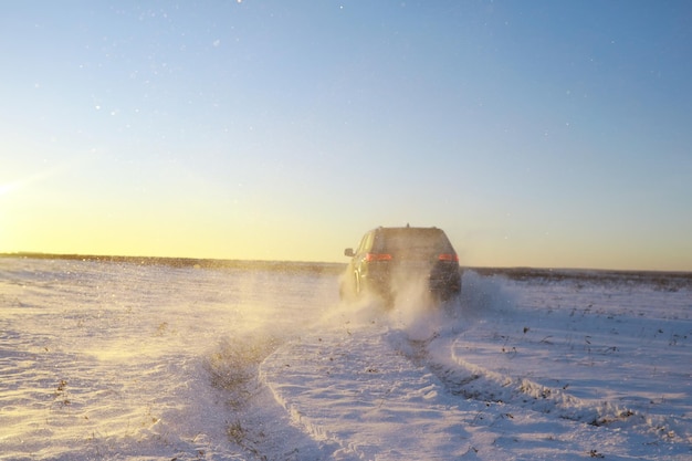 Voiture sur le terrain en hiver Neige d'hiver hors route Divertissement de sports extrêmes