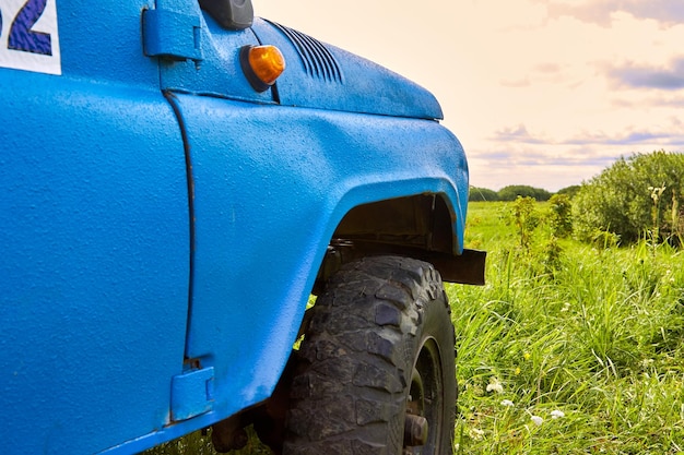 Voiture tout-terrain de couleur bleue sur fond de ciel magnifique