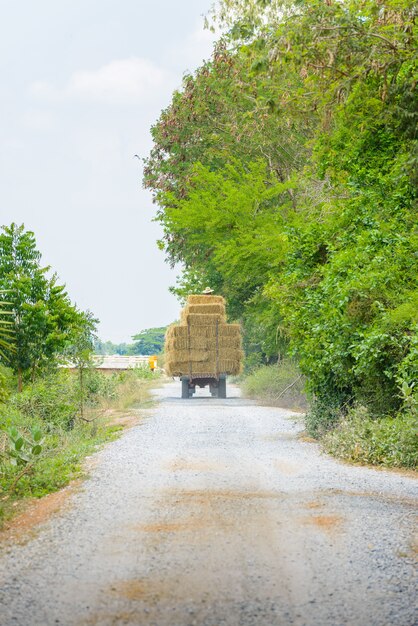 La voiture transportait des ballots de paille