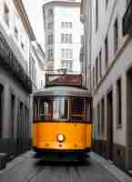 Photo une voiture de trolley jaune avec le numéro 3 dessus