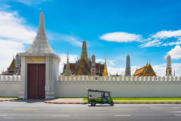 Voiture Tuk Tuk sur la route à l'extérieur de Wat Phra Sri Rattana SatsadaramBangkok Thaïlandepaysage extérieurArchitecture du temple