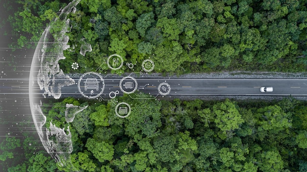 Voiture de véhicule électrique traversant la forêt Énergie électrique EV pour l'environnement Technologie d'alimentation de la nature Objectifs de développement durable Énergie verte Écosystème Écologie Environnement sain Voyage sur la route