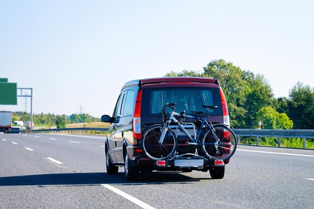 Voiture avec vélos sur l'autoroute en Pologne. Notion de voyage.