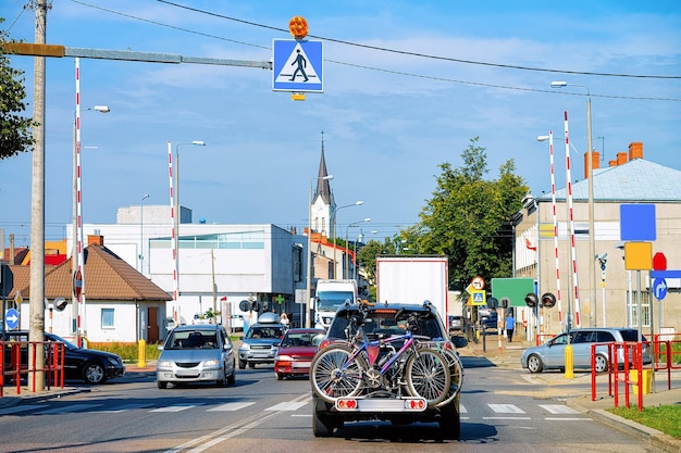 Voiture avec vélos sur la route en Pologne.