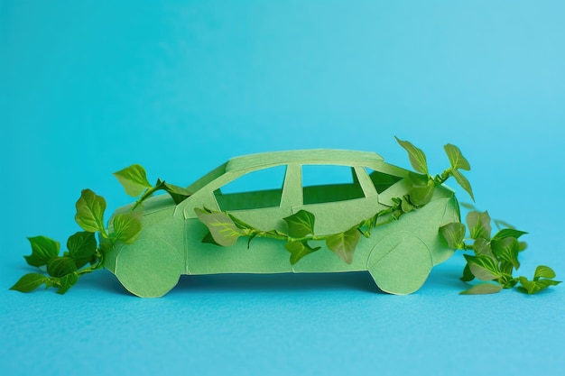 Photo voiture verte recouverte de lierre créant un look unique et naturel parfait pour les thèmes automobiles ou environnementaux