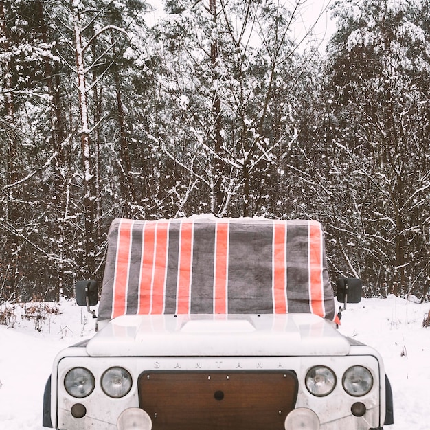 Photo une voiture vintage sur un champ couvert de neige