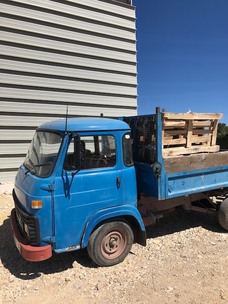 Photo une voiture vintage dans la rue contre le ciel bleu