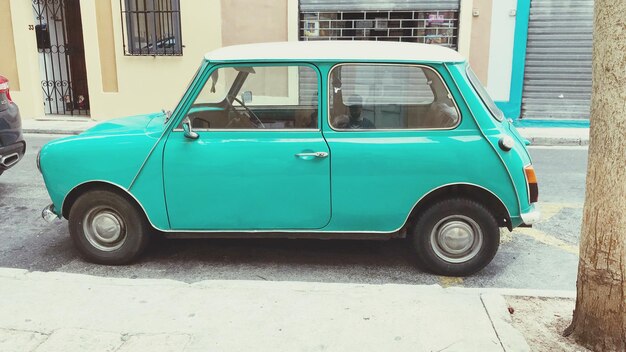 Une voiture vintage dans la rue.