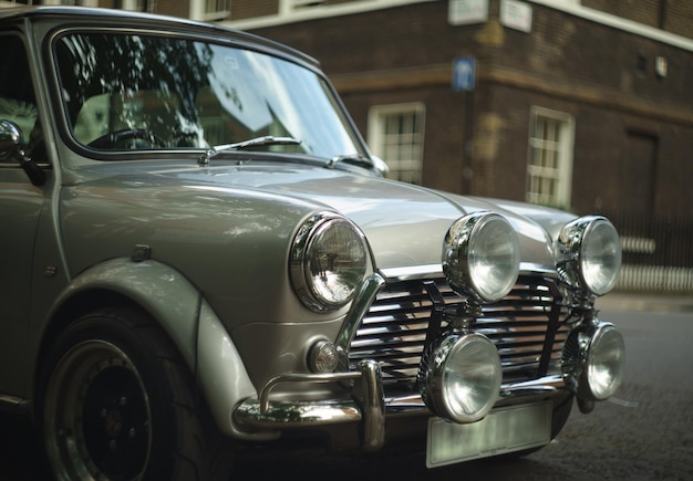 Une voiture vintage dans la rue.