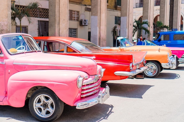 Une voiture vintage garée dans la rue.