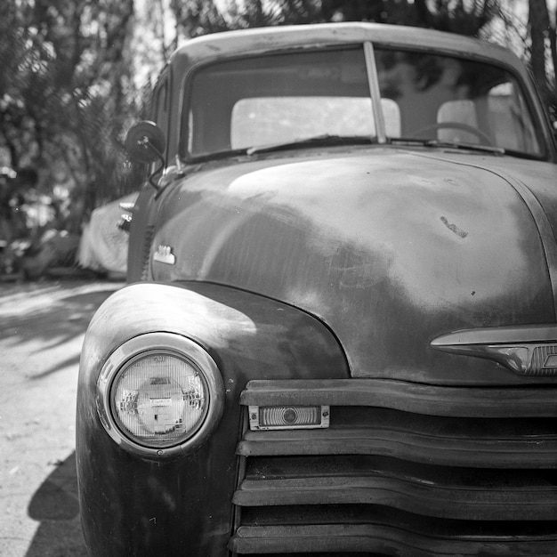 Photo une voiture vintage à ojai, en californie. première exposition sur mon hasselblad 500 cm hp5.