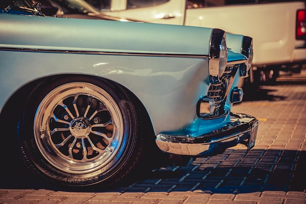 Photo une voiture vintage avec un pare-chocs chromé et un pare-chocs chromé.