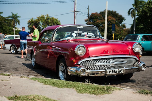 Voiture vintage rétro classique dans la vieille havane cuba