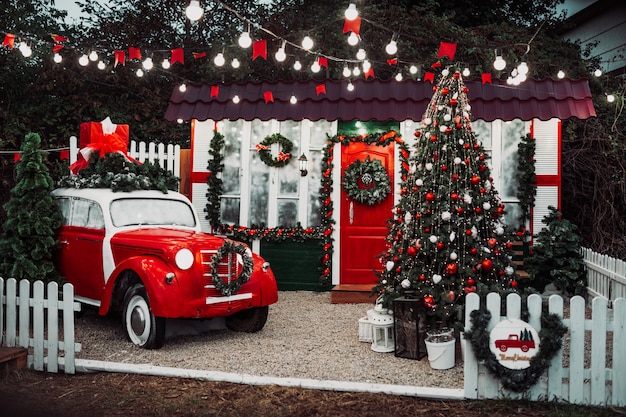 Voiture vintage rétro rouge dans des décorations festives. Joyeux Noël.