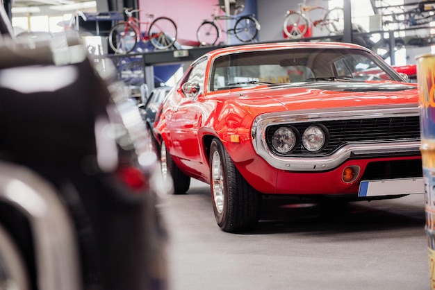 Voiture vintage rouge et autres véhicules rares présentés à l'exposition
