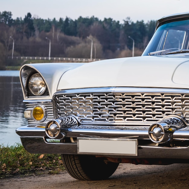 Une voiture vintage sur la route du lac