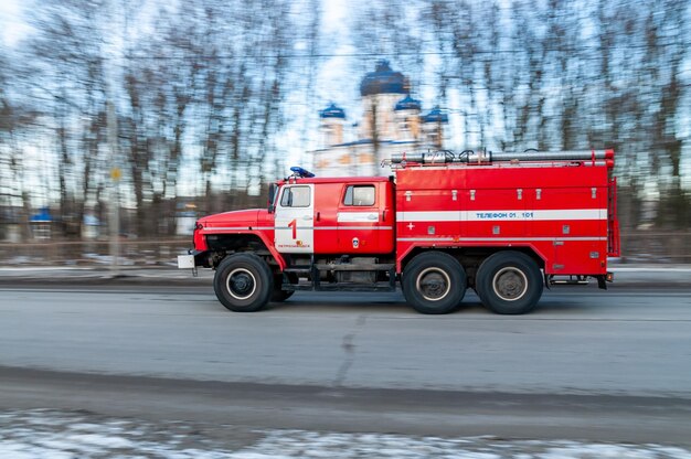 Photo une voiture vintage sur la route en hiver