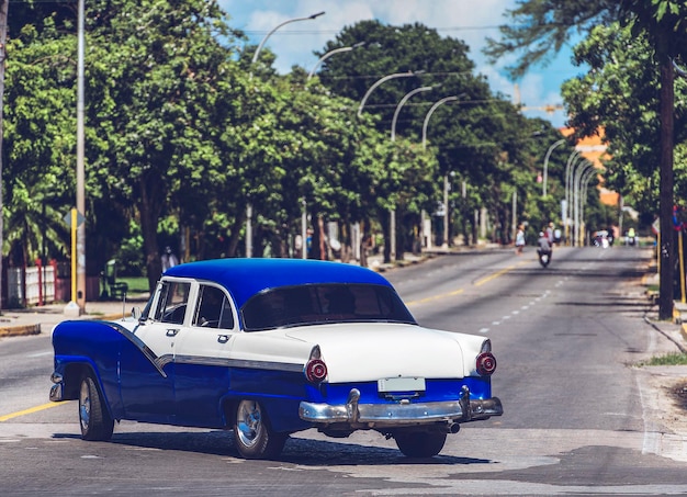 Voiture vintage sur la route en ville