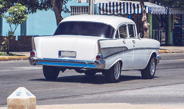 Photo voiture vintage sur la route en ville