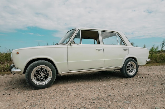 Photo une voiture vintage sur la route